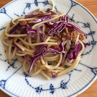 赤キャベツとほごろも煮のパスタ